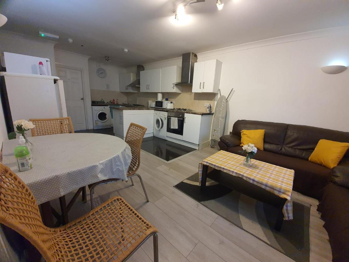 Eastwood Rooms Goodmayes Екстер'єр фото