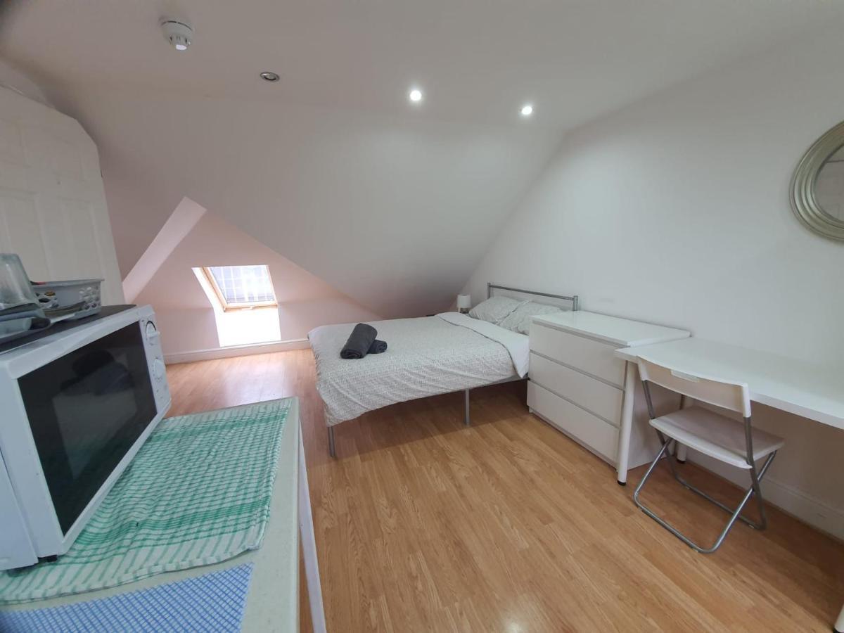 Eastwood Rooms Goodmayes Екстер'єр фото