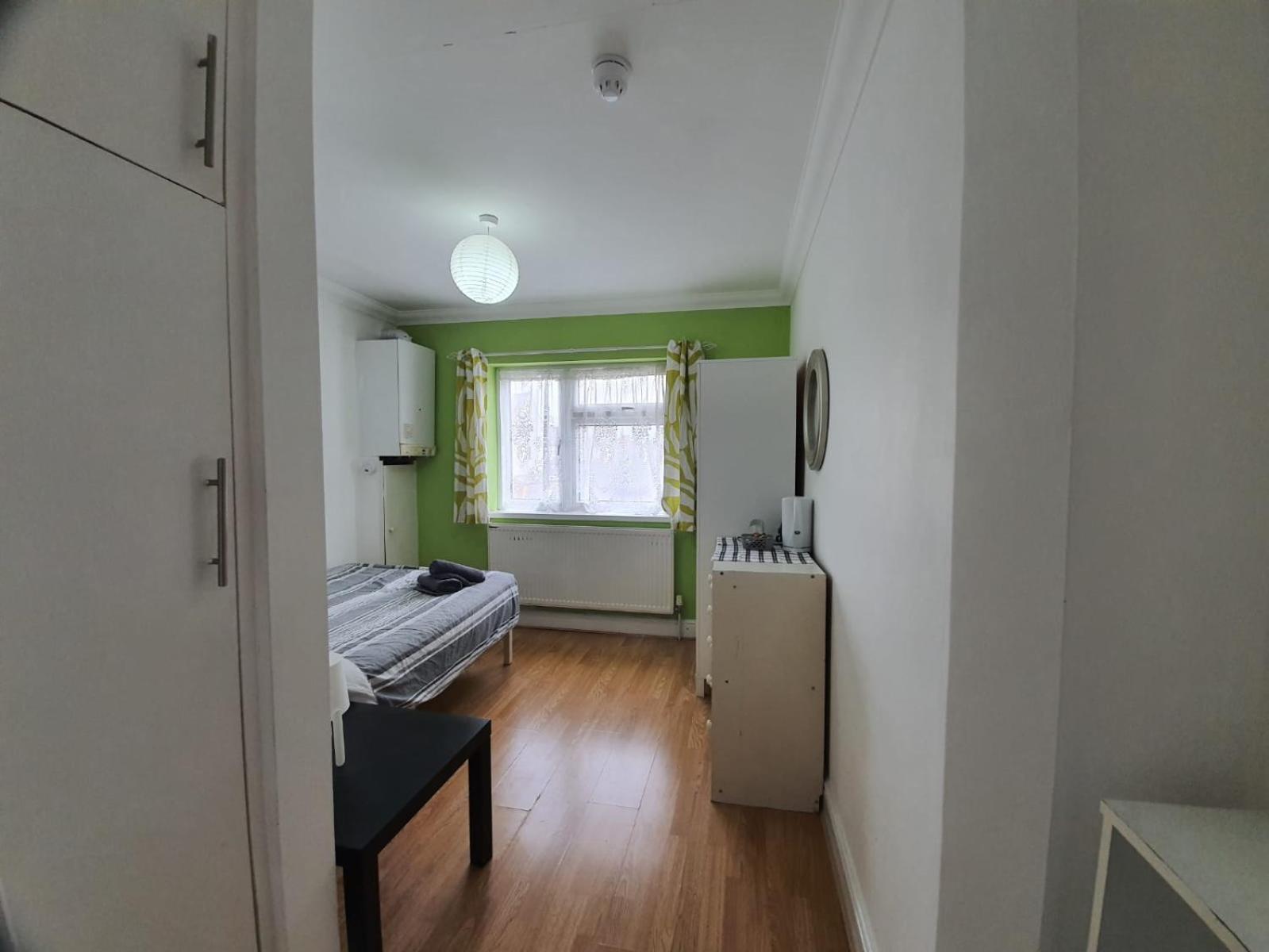 Eastwood Rooms Goodmayes Екстер'єр фото