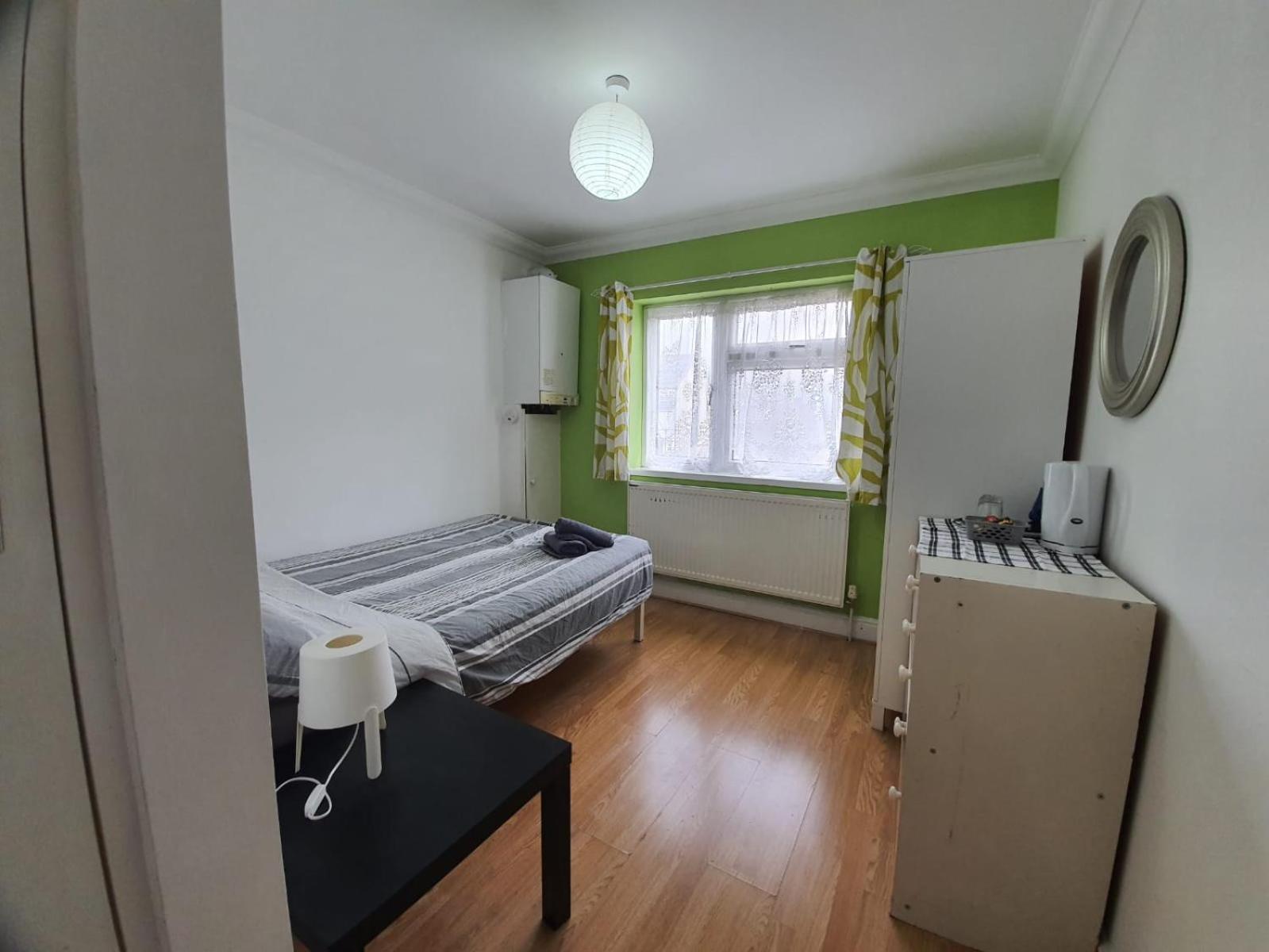 Eastwood Rooms Goodmayes Екстер'єр фото