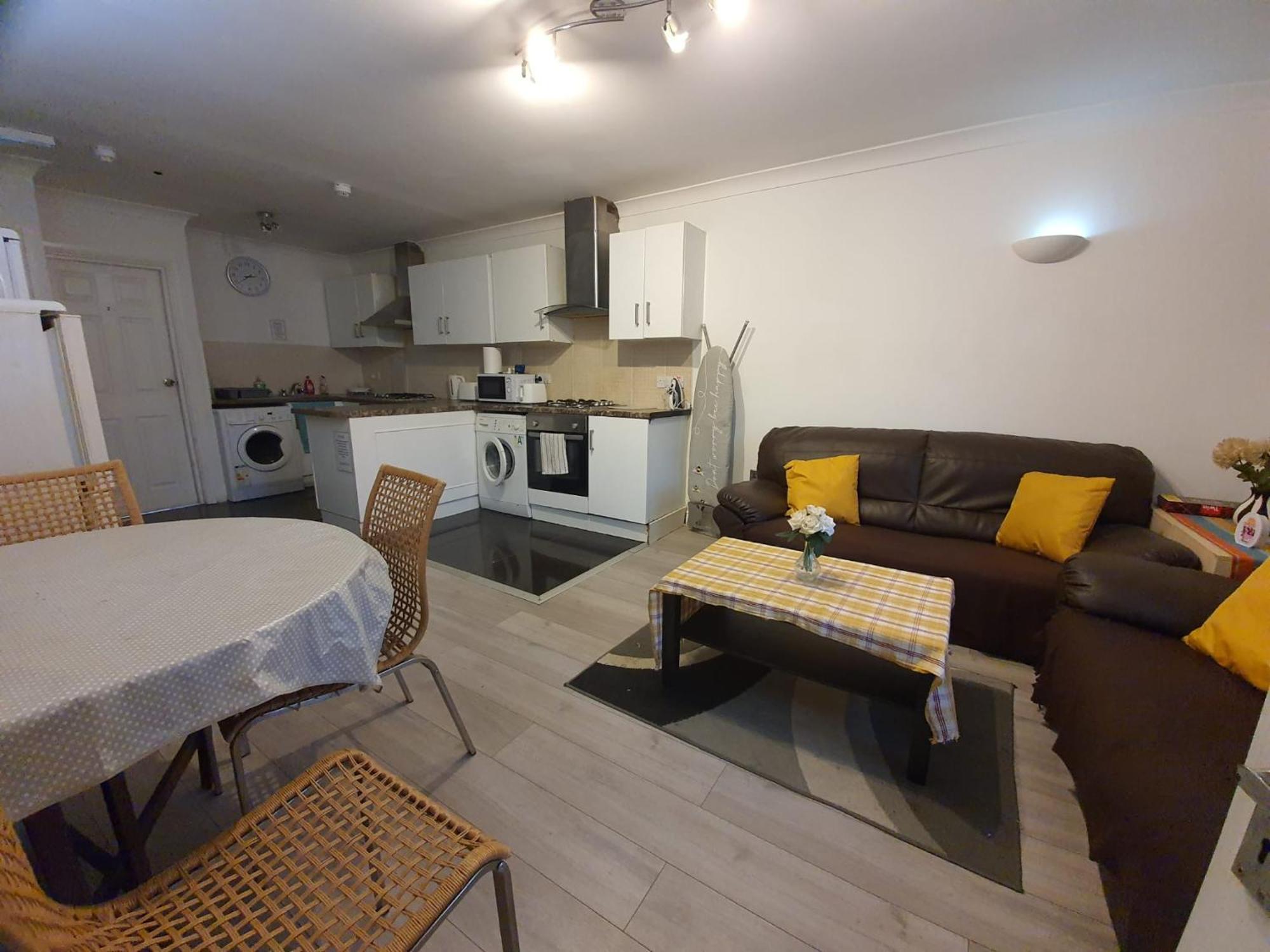 Eastwood Rooms Goodmayes Екстер'єр фото